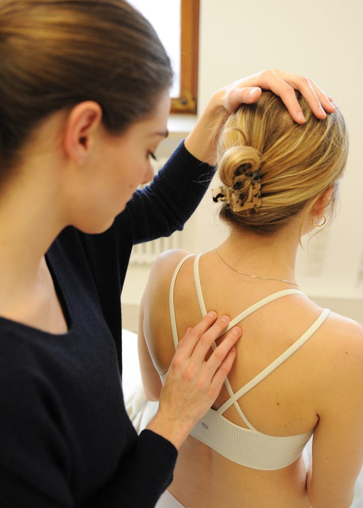 Josephine Schulz Osteopathin behandelt eine Patientin in ihrer Praxis in München