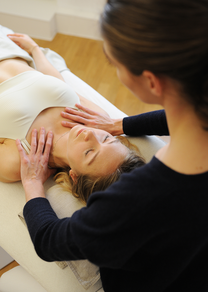 Josephine Schulz Osteopathin behandelt eine Patientin in ihrer Praxis in München