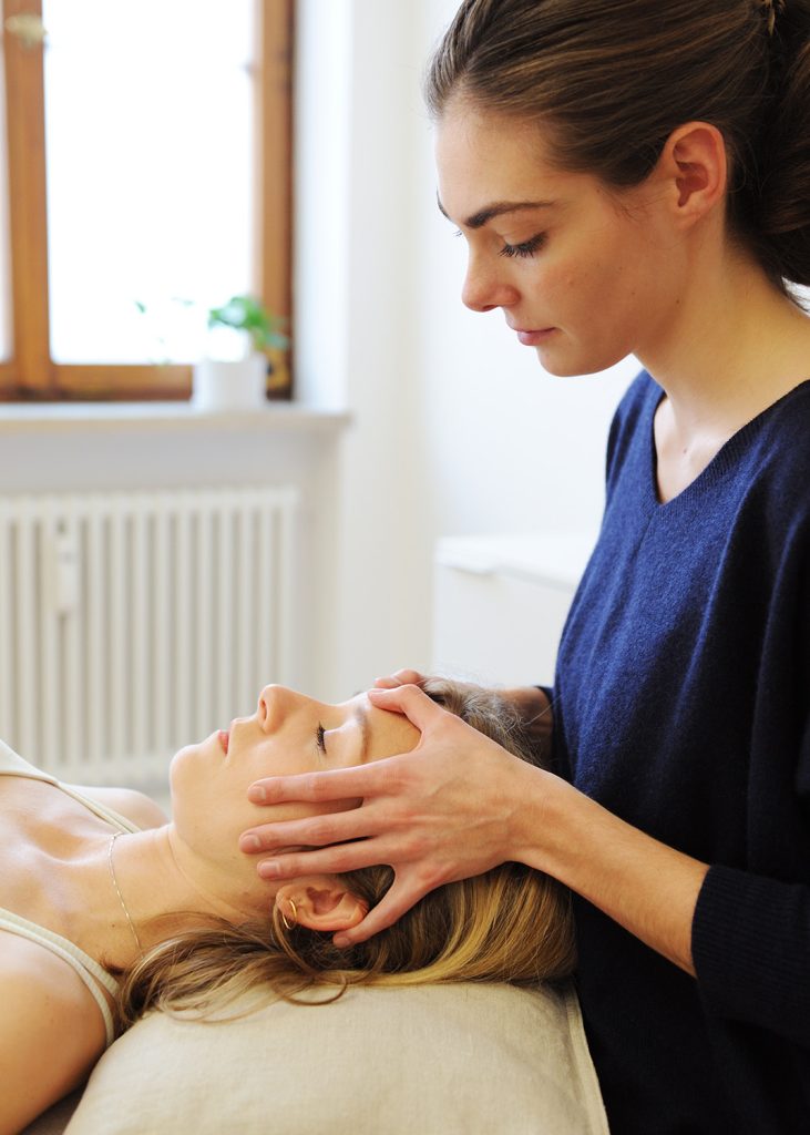 Josephine Schulz Osteopathin behandelt eine Patientin in ihrer Praxis in München