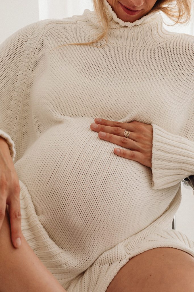 Schwangere Frau hält ihren Babybauch